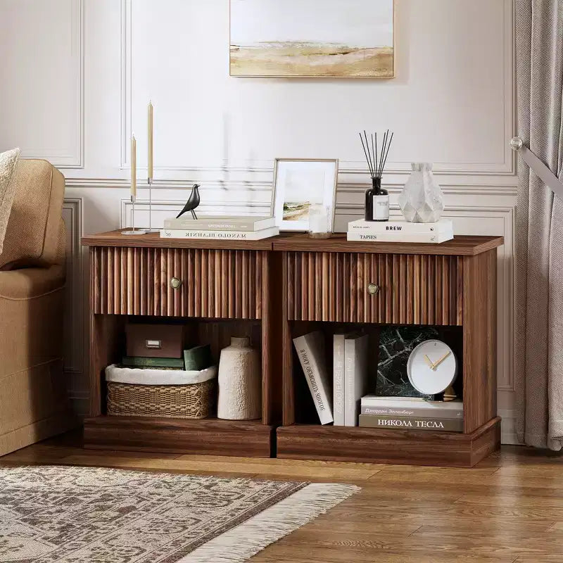 Table de chevet cannelée avec tiroir, Table de chevet moderne avec étagère ouverte, Table de chevet avec rangement, Table d'appoint peu encombrante avec base à bord incurvé