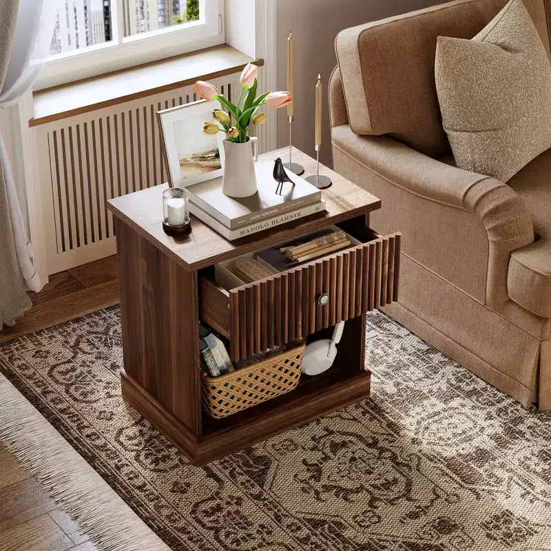 Table de chevet cannelée avec tiroir, Table de chevet moderne avec étagère ouverte, Table de chevet avec rangement, Table d'appoint peu encombrante avec base à bord incurvé