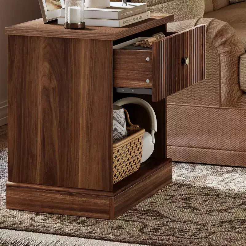 Table de chevet cannelée avec tiroir, Table de chevet moderne avec étagère ouverte, Table de chevet avec rangement, Table d'appoint peu encombrante avec base à bord incurvé