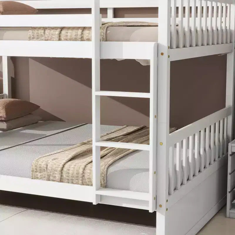 Lit superposé en bois d'hévéa double sur double avec lit gigogne, échelle et balustrades, convertible en 2 lits doubles, avec lit gigogne simple