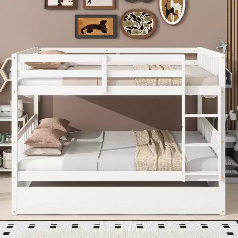 Lit superposé en bois d'hévéa double sur double avec lit gigogne, échelle et balustrades, convertible en 2 lits doubles, avec lit gigogne simple