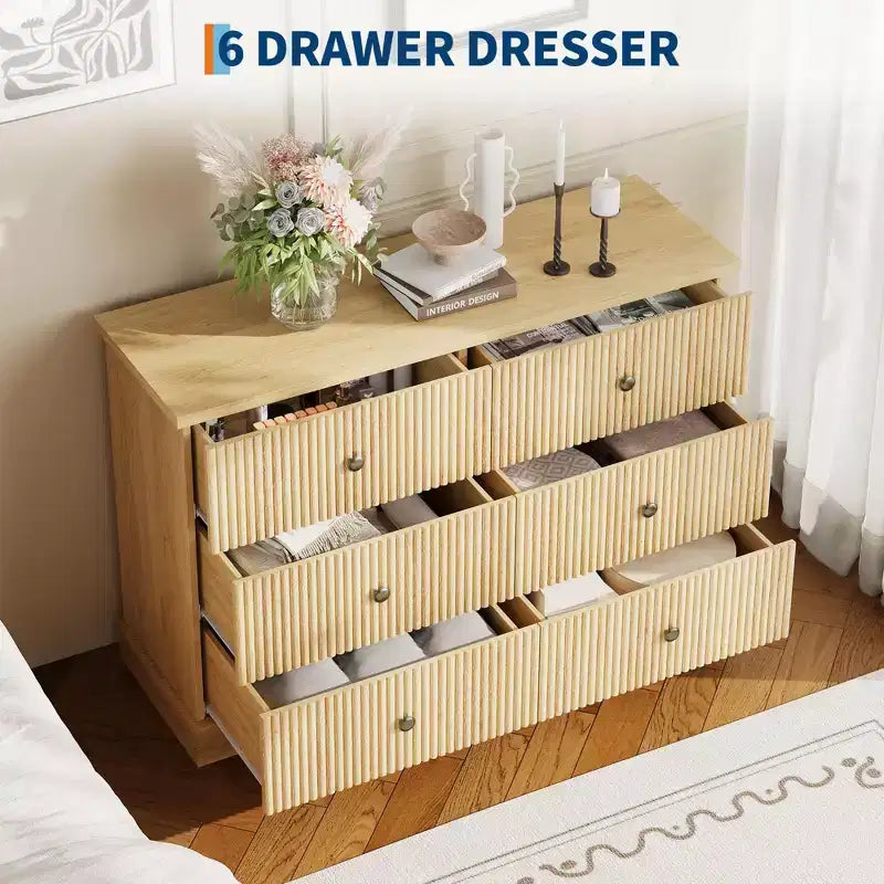 Commode à 6 tiroirs cannelée, commode horizontale moderne en bois de 119 cm avec poignées métalliques, rangement élégant pour chambre d'amis ou appartement