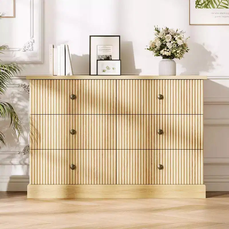 Commode à 6 tiroirs cannelée, commode horizontale moderne en bois de 119 cm avec poignées métalliques, rangement élégant pour chambre d'amis ou appartement